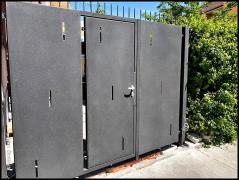 DOMINOX: Dvokrilna automatizirana vrata z osebnim vhodom