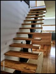 Jekleno stopnišče z lesom