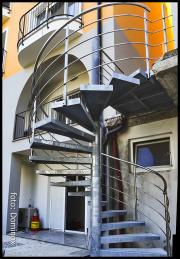 DOMINOX: Polkrožne cinkane stopnice