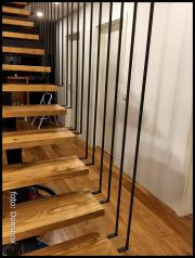 DOMINOX: Lesene stopnice z jekleno nosilno ramo in inox ograjo