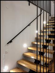 DOMINOX: Lesene stopnice z jekleno nosilno ramo in inox ograjo
