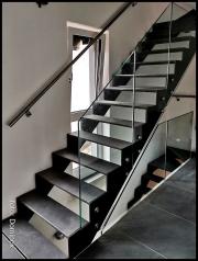 DOMINOX: Moderno jekleno stopnišče s stekleno ograjo