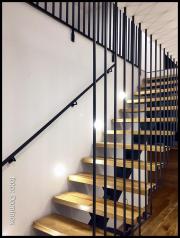 DOMINOX: Kovinske stopnice z lesenimi stopnicami 