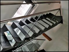 DOMINOX: Jekleno stopnišče
