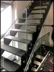 DOMINOX: Jekleno stopnišče s stekleno ograjo