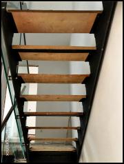 DOMINOX: Jeklena stopniščna konstrukcija in lesene stopnice