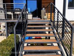 DOMINOX: inox prašno barvane stopnice z lesom