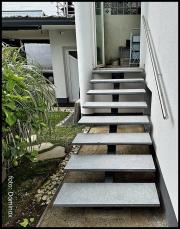 DOMINOX: Cinkane in prašno barvane stopnice z pohodnim žganim protidrsečim granitom in inox stenski ročaj