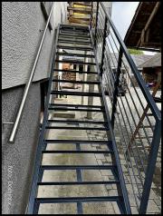 DOMINOX: Pocinkane prašno barvane stopnice s pohodnim umetnim protidrsečim lesom