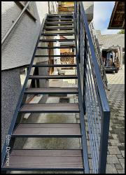 DOMINOX: Pocinkane prašno barvane stopnice s pohodnim umetnim protidrsečim lesom